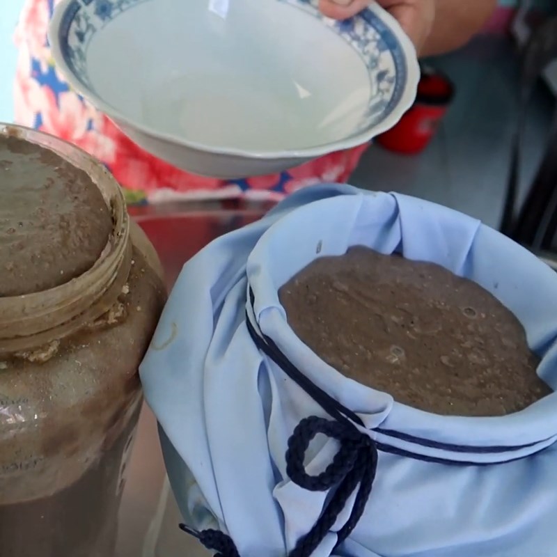 Phương pháp chế biến nước mắm cá cơm truyền thống tại gia chuẩn vị 16 Công đoạn lọc nước mắm truyền thống giúp tạo thành phẩm trong