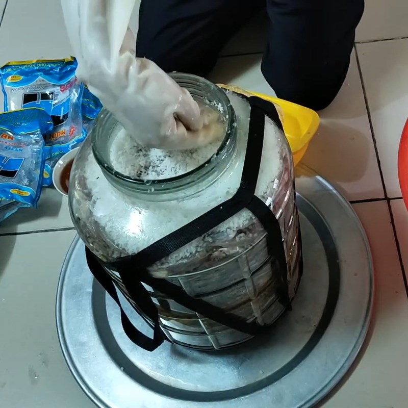 Phương pháp chế biến nước mắm cá cơm truyền thống tại gia chuẩn vị 14 Quá trình lên men cá cơm tạo nước mắm truyền thống