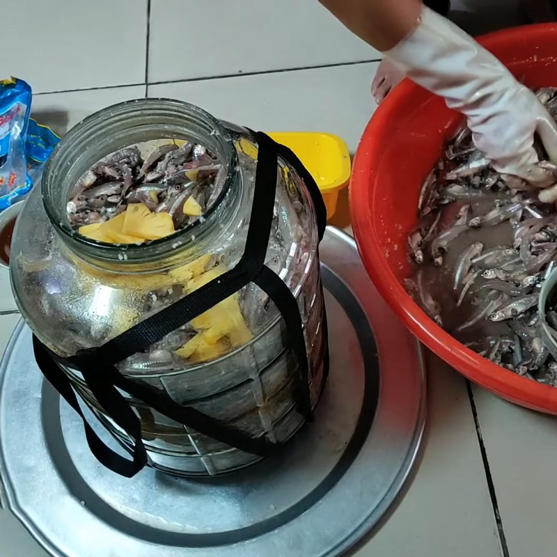 Phương pháp chế biến nước mắm cá cơm truyền thống tại gia chuẩn vị 13 Mẻ ủ nước mắm cá cơm truyền thống trong thùng chứa