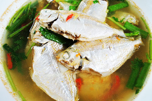 Canh cá nấu với nước mắm cá hồi