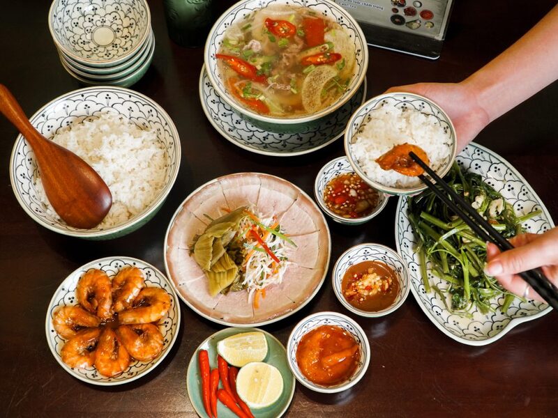 Mâm cơm gia đình với chén nước mắm