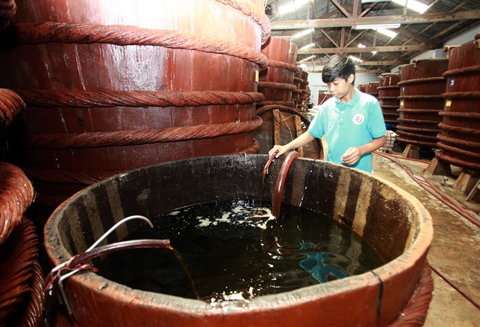 Nước mắm Phú Quốc chuẩn có màu cánh gián đẹp mắt