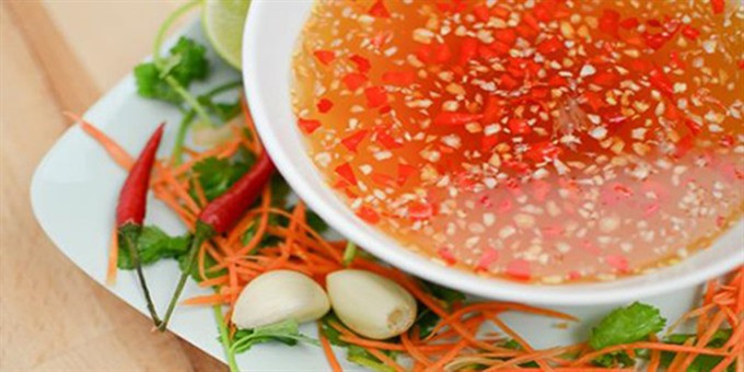 Nước mắm nguyên chất – màu đẹp, trong suốt