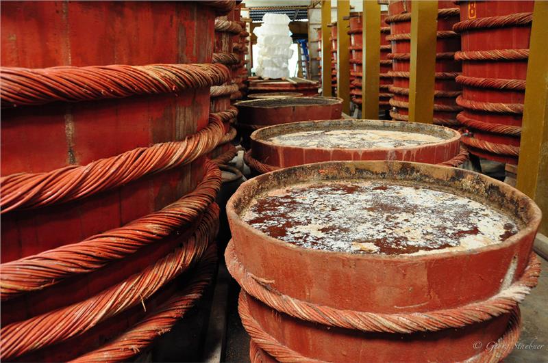 Bên trong nhà thùng nước mắm Phú Quốc