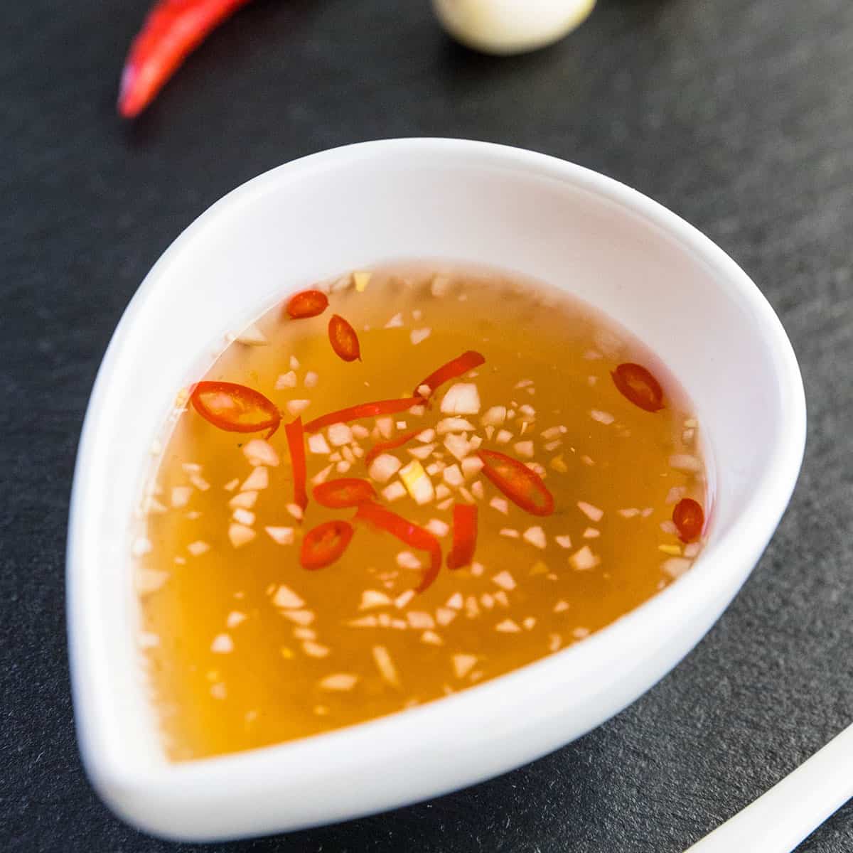 Chén nước mắm chấm thịt nướng đậm đà