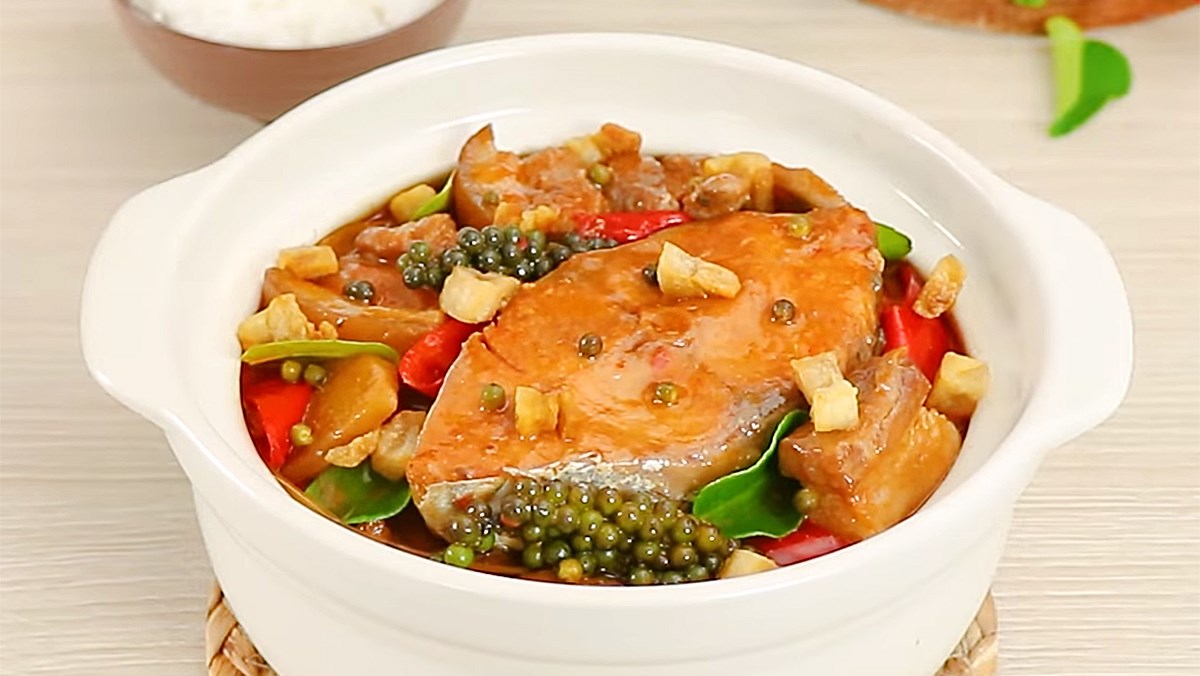 Cá kho nước dừa nước mắm ngon chuẩn miền Tây đậm đà 10 Nguyên liệu cá kho gồm cá tươi, nước dừa, nước mắm và gia vị truyền thống Việt Nam
