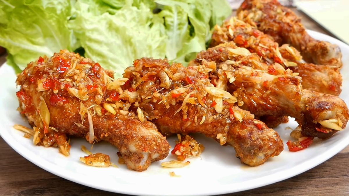 Đùi gà nướng nước mắm ngon giòn da: công thức chuẩn nhà hàng 10 Nguyên liệu đùi gà tươi và gia vị nước mắm tỏi ớt chuẩn bị ướp