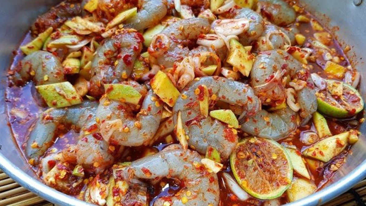 Gỏi tôm nước mắm: cách làm ngon chuẩn vị tại nhà 9 Nguyên liệu gỏi tôm nước mắm gồm tôm, xoài xanh, cà rốt, rau thơm tươi