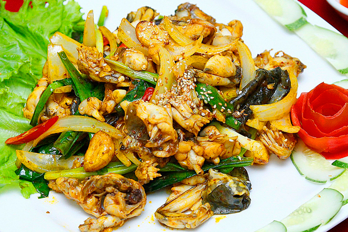 Ếch xào lăn nước mắm thơm ngon chuẩn vị tại nhà 11 Sơ chế ếch sạch bằng muối và gừng để khử mùi tanh trước khi nấu
