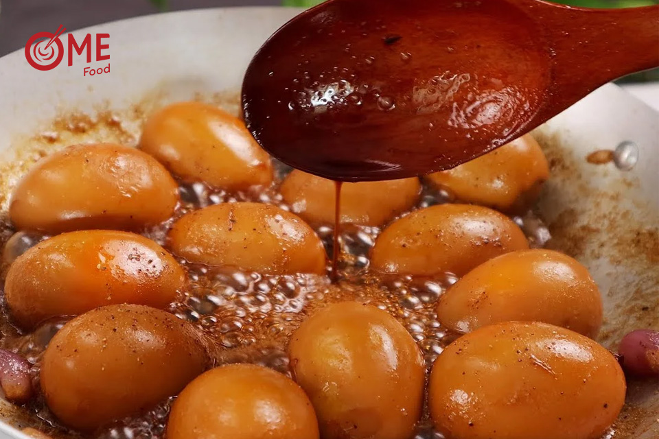 Vịt kho nước mắm ngon đậm đà chuẩn vị miền Nam tại nhà 5 Món vịt kho nước mắm đậm đà màu cánh gián, thịt vịt thấm gia vị truyền thống Việt Nam