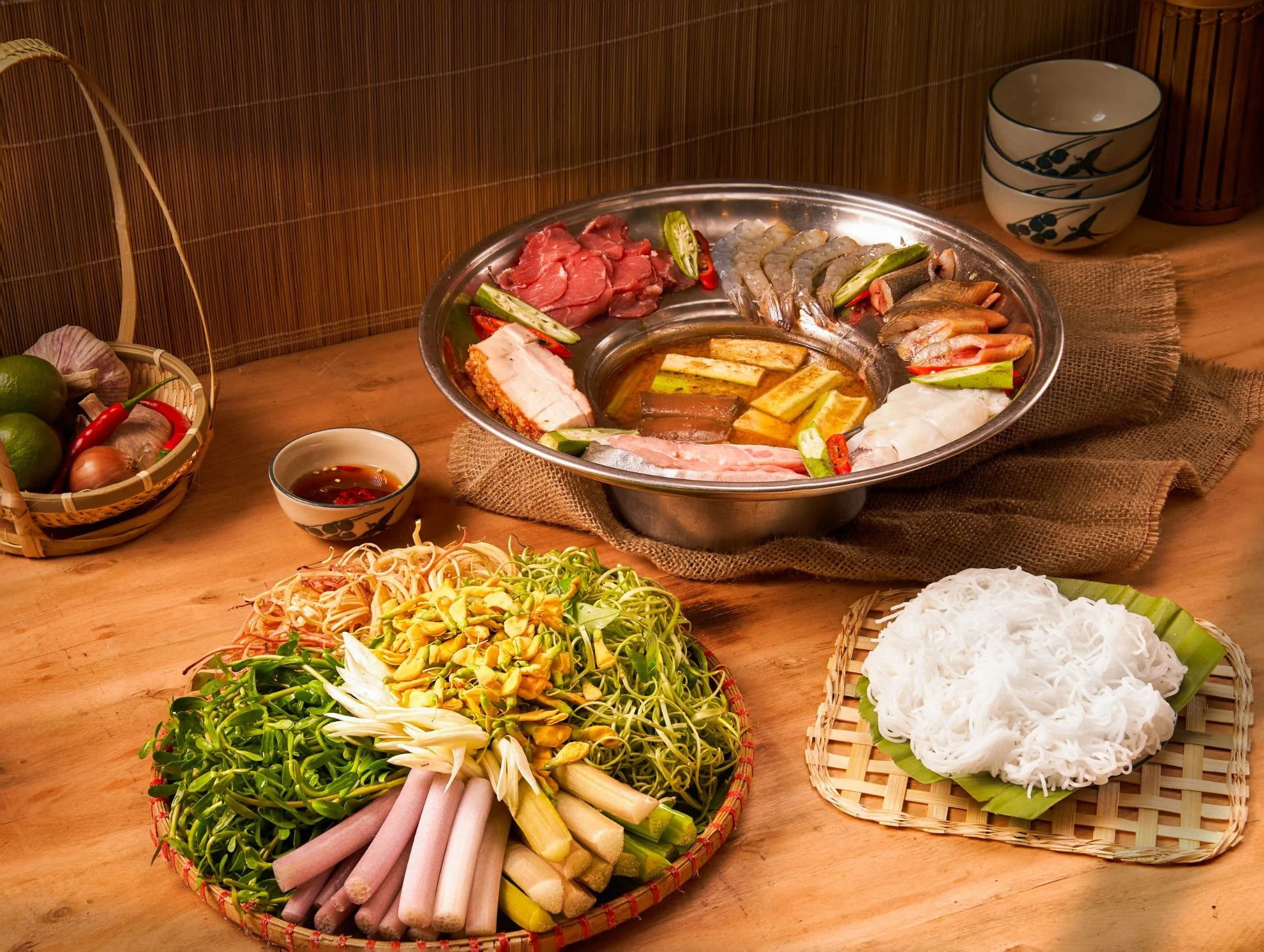Lẩu mắm miền Tây chuẩn vị: cách nấu ngon như người bản xứ 9 Lẩu mắm miền Tây ăn kèm hải sản tươi và rau đồng trong nồi lẩu nóng