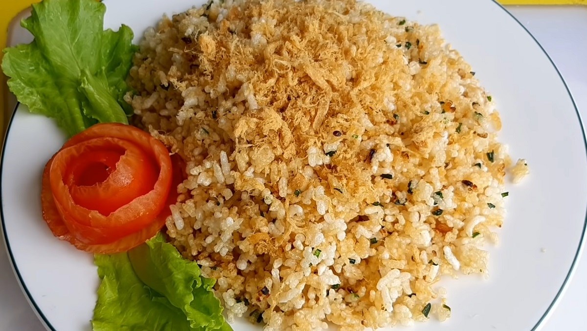 Cơm chiên nước mắm giòn ngon: công thức chuẩn quán tại nhà 7 Nguyên liệu cơ bản làm cơm chiên nước mắm gồm cơm nguội, trứng, tỏi và nước mắm