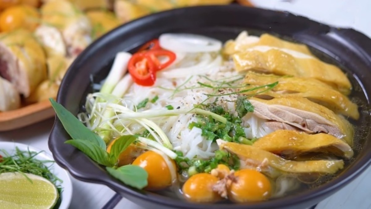 Phở Gà Nước Mắm: Cách Làm Chuẩn Vị, Thơm Ngon Dễ Thành Công 10 Nguyên liệu làm phở gà nước mắm gồm bánh phở, thịt gà, nước mắm, hành phi và rau thơm