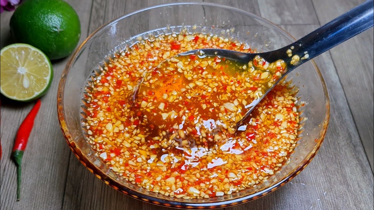 Gỏi gà nước mắm chua ngọt ngon chuẩn quán tại nhà 8 Cách chọn và sơ chế gà ta để làm gỏi gà nước mắm ngon