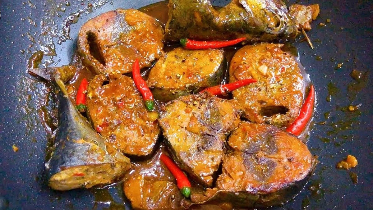 Cá ngừ kho nước mắm ngon đậm vị chuẩn cơm nhà 9 Cá ngừ kho nước mắm đậm đà màu cánh gián hấp dẫn trong nồi đất