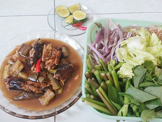 Lươn kho nước mắm đậm đà chuẩn vị cơm nhà Việt 13 Lươn kho nước mắm đang được nấu trong nồi đất trên lửa nhỏ