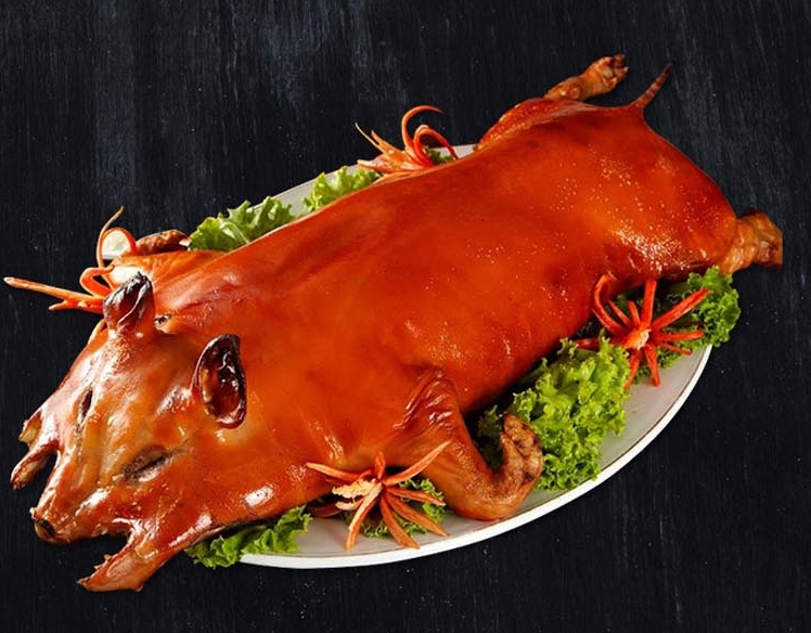 Heo sữa quay nước mắm giòn da chuẩn vị Việt 9 Heo sữa quay nước mắm giòn da vàng óng trong tiệc truyền thống Việt Nam