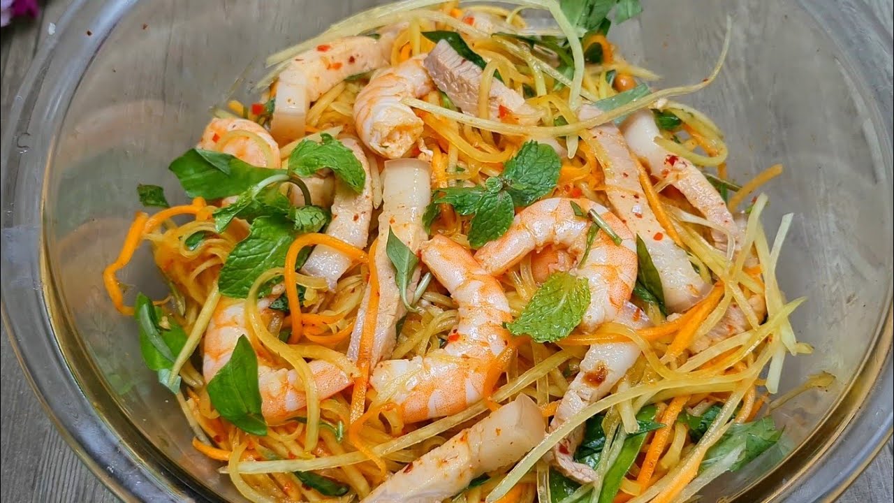 Gỏi đu đủ nước mắm giòn ngon chuẩn vị Việt tại nhà 12 Gỏi đu đủ kiểu Thái Som Tam cay nồng với ớt và tôm khô đặc trưng