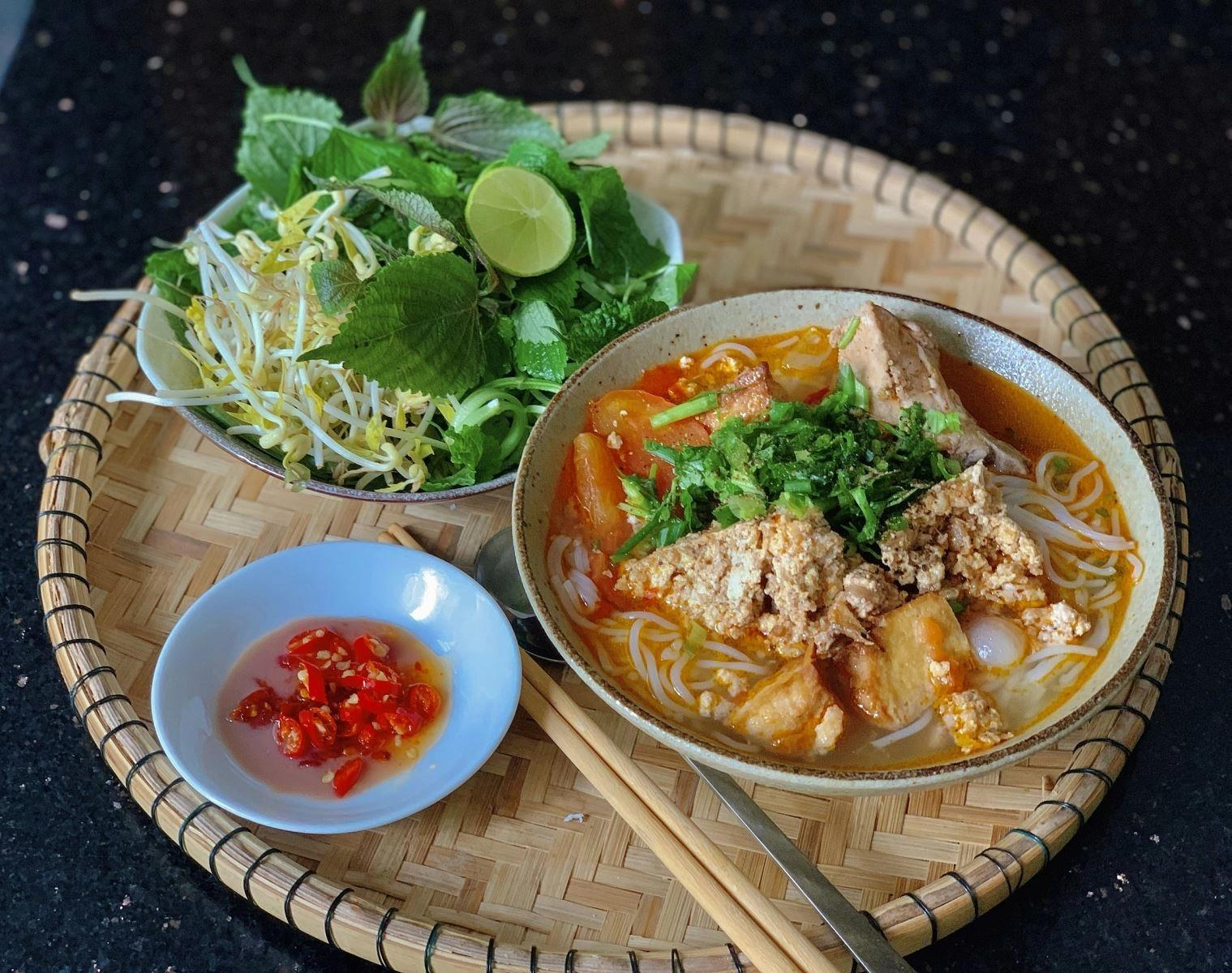 Bún riêu nước mắm là gì? Cách ăn chuẩn vị miền Nam 13 Các topping bún riêu cua như đậu hũ, cà chua, riêu cua và rau sống