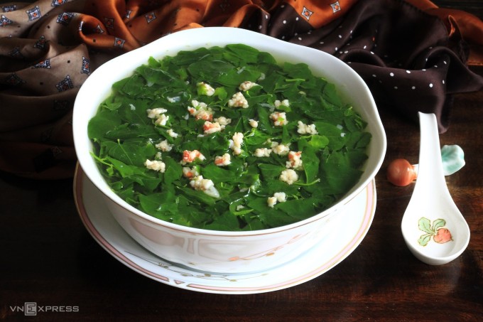 Cách nấu canh rau ngót nước mắm ngon chuẩn vị gia đình Việt 12 Canh rau ngót nước mắm sau khi nấu có màu xanh đẹp và nước trong