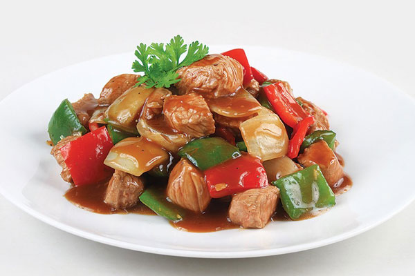 Bò lúc lắc nước mắm ngon chuẩn nhà hàng tại nhà 8 Quy trình chế biến bò lúc lắc nước mắm trong chảo nóng với hành tây và thịt bò áp chảo