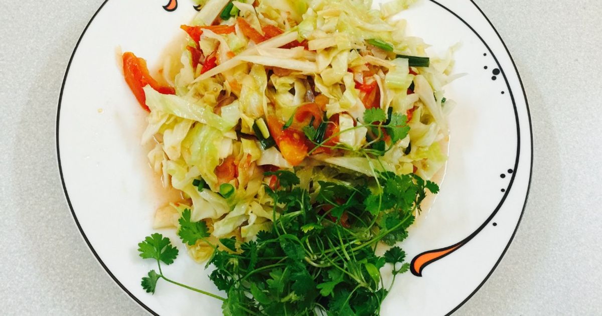 Rau cải xào nước mắm: bí quyết giòn xanh đậm vị tại nhà 11 Rau cải xào nước mắm trong chảo nóng với tỏi phi thơm và nước mắm bám đều rau xanh giòn