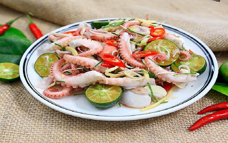 Gỏi Bạch Tuộc Nước Mắm Giòn Ngon: Công Thức Chuẩn, Không Tanh Dễ Làm 9 Nguyên liệu làm gỏi bạch tuộc nước mắm gồm bạch tuộc, rau thơm, hành tây và xoài xanh