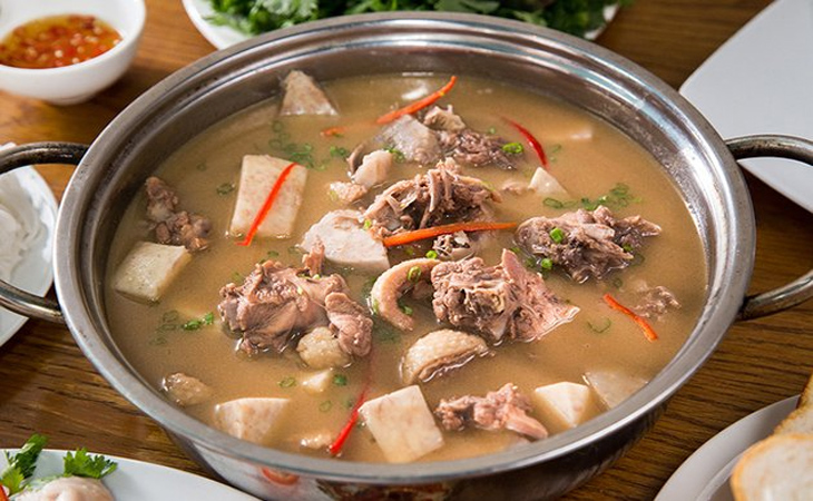 Lẩu vịt nước mắm: cách nấu ngon chuẩn miền Tây tại nhà 12 Nồi lẩu vịt nước mắm ăn kèm rau xanh và nước chấm gừng tỏi ớt chuẩn vị miền Tây