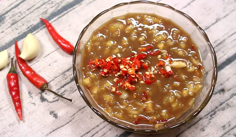 Mắm nêm pha chanh sả ngon chuẩn vị miền Trung 7 Mắm nêm pha chanh sả sánh mịn ăn kèm thịt luộc và rau sống kiểu miền Trung