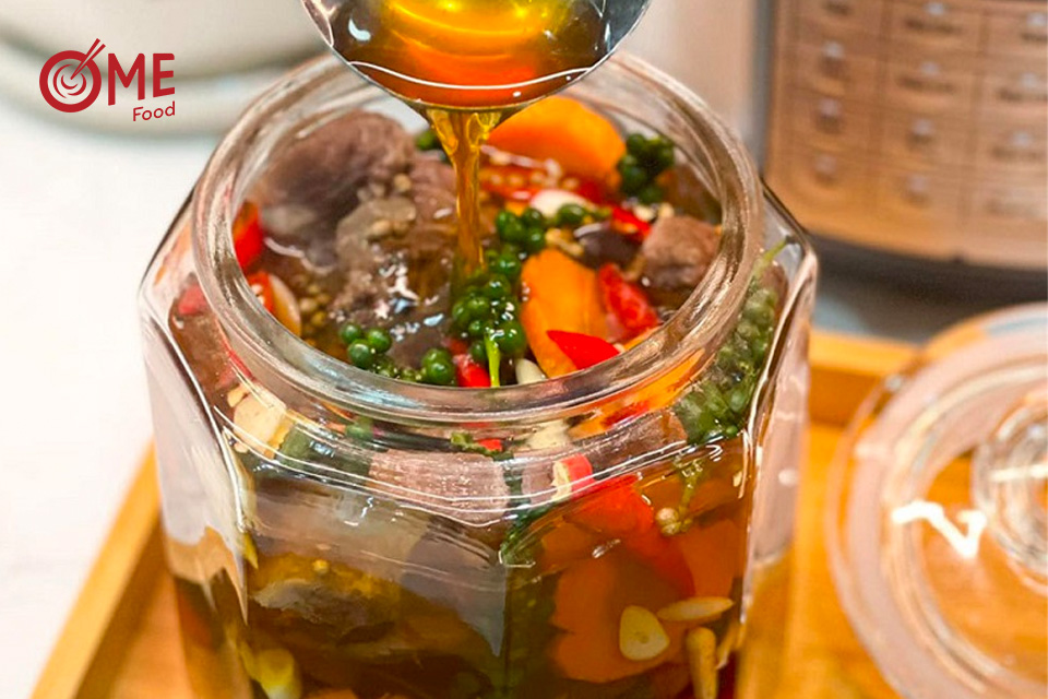 Thịt ngâm nước mắm miền Trung chuẩn vị, giòn ngon để lâu 8 Hũ thịt ngâm nước mắm trong thủy tinh với tỏi ớt nổi lên trên, bảo quản đúng kỹ thuật