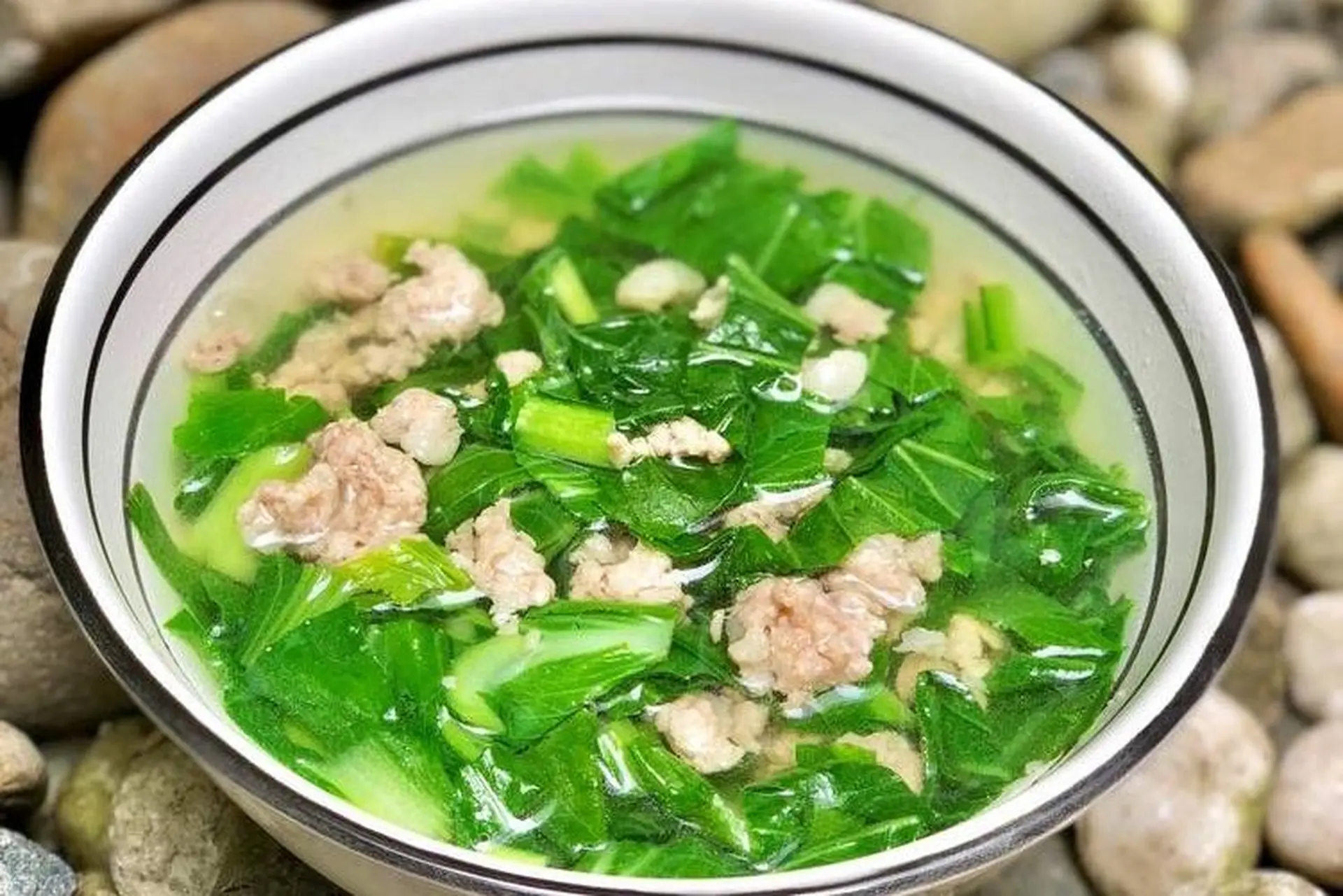 Canh cải nước mắm: cách nấu ngon, chuẩn vị tại nhà 11 Cải xanh tươi chuẩn bị nấu canh nước mắm trong bếp gia đình Việt