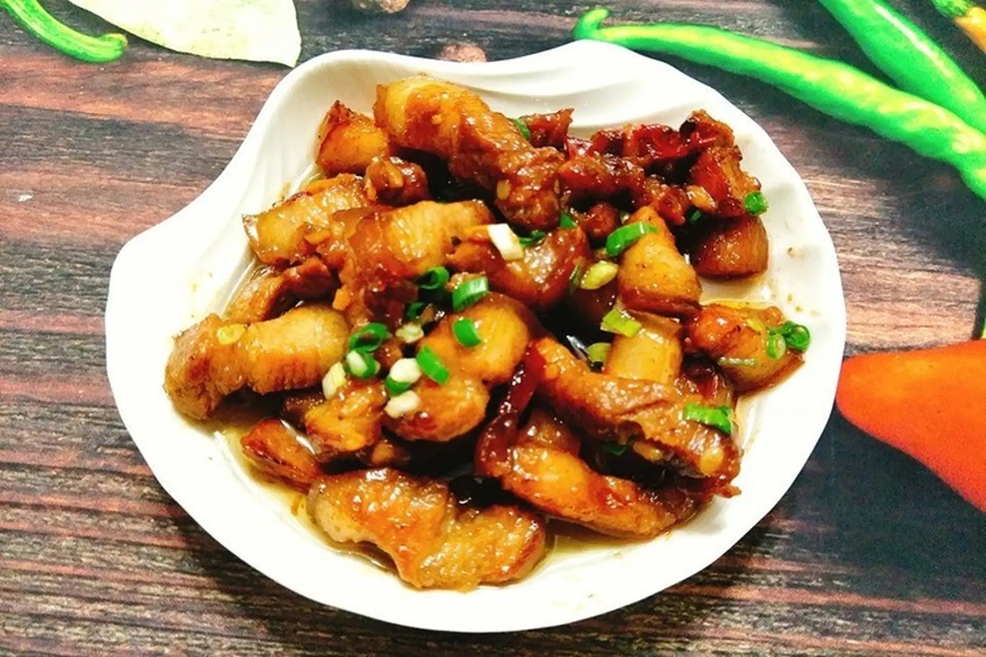 Thịt heo kho nước mắm tỏi ngon đậm vị chuẩn cơm nhà 8 Thịt heo kho nước mắm tỏi đậm màu cánh gián hấp dẫn trong nồi kho truyền thống