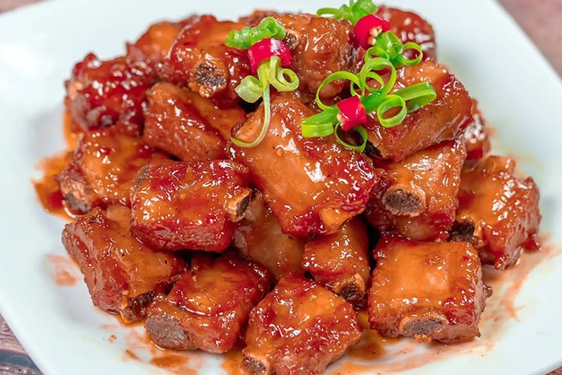 Sườn kho nước mắm ngon chuẩn vị cơm nhà Việt dễ làm tại nhà 9 Sườn heo tươi chuẩn bị cho món kho nước mắm với gia vị truyền thống Việt Nam