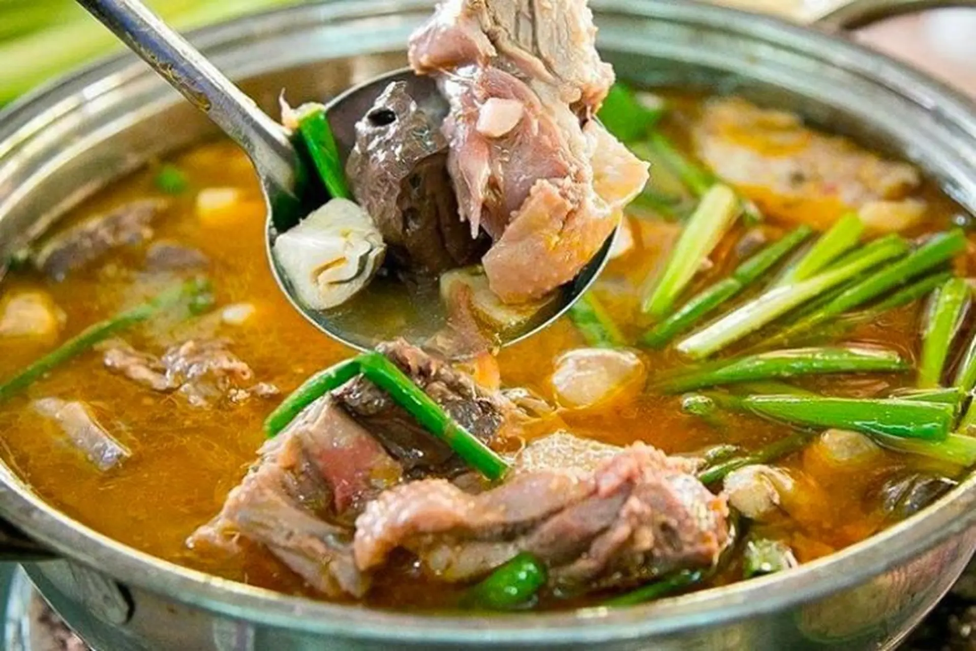 Lẩu vịt nước mắm: cách nấu ngon chuẩn miền Tây tại nhà 7 Lẩu vịt nước mắm miền Tây đậm đà với thịt vịt mềm và nước dùng trong