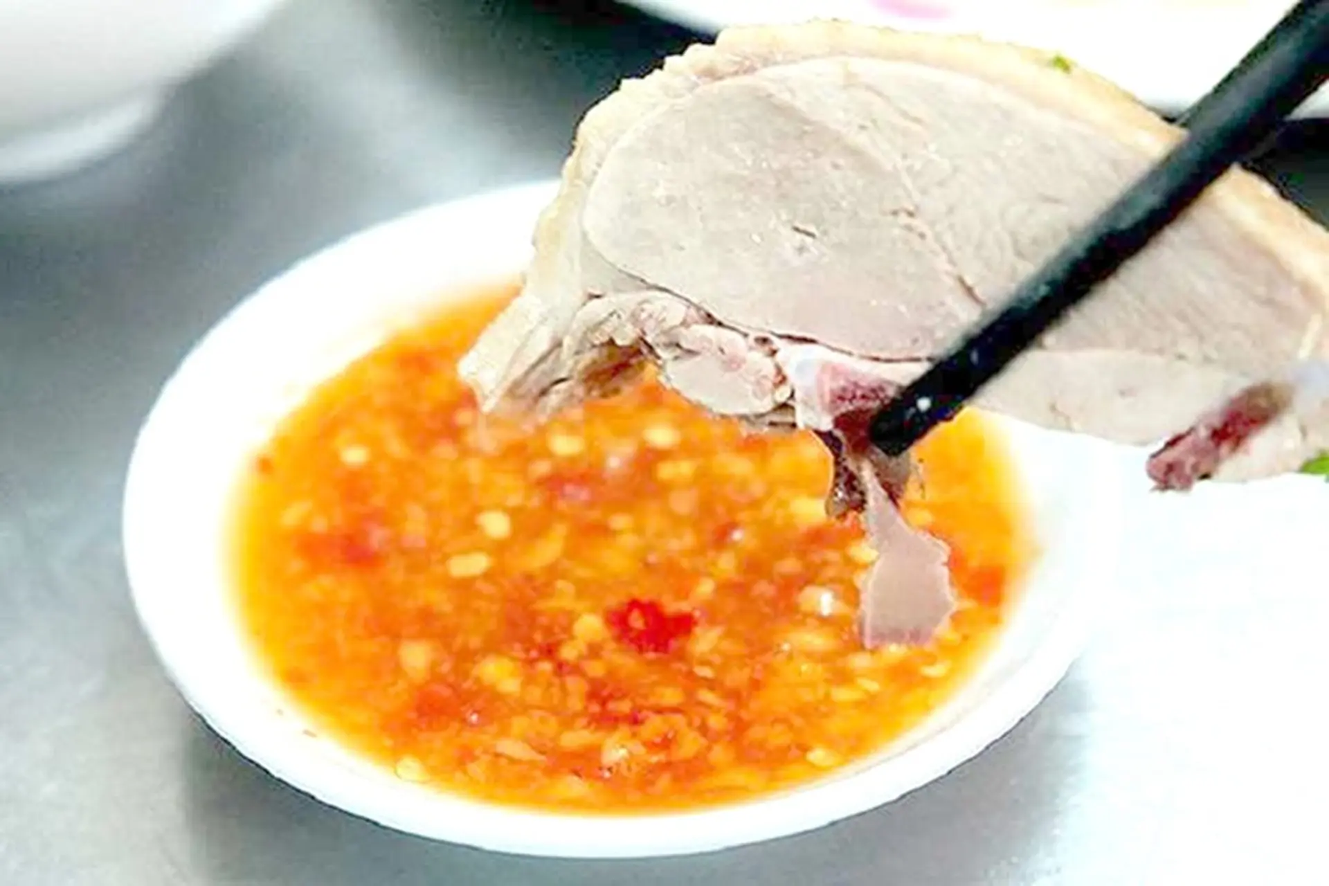 Ngan luộc nước mắm ngon chuẩn vị: Cách làm chi tiết tại nhà 6 Món ngan luộc nước mắm ăn kèm nước chấm tỏi ớt đậm đà chuẩn vị Việt Nam