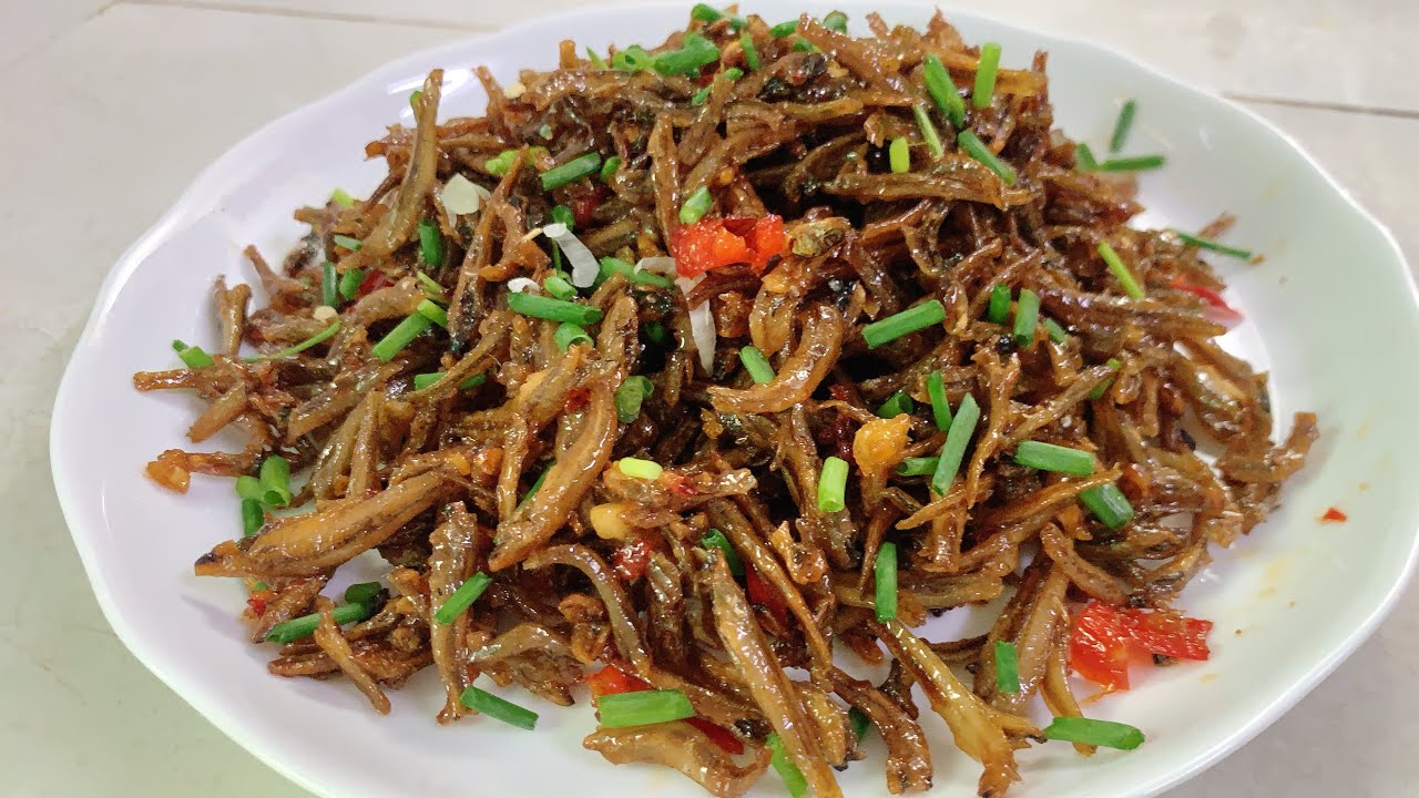 Khô cá cơm nước mắm: cách làm chuẩn ngon đậm vị cơm nhà 12 Cá cơm chiên nước mắm giòn vàng hấp dẫn trên chảo nóng