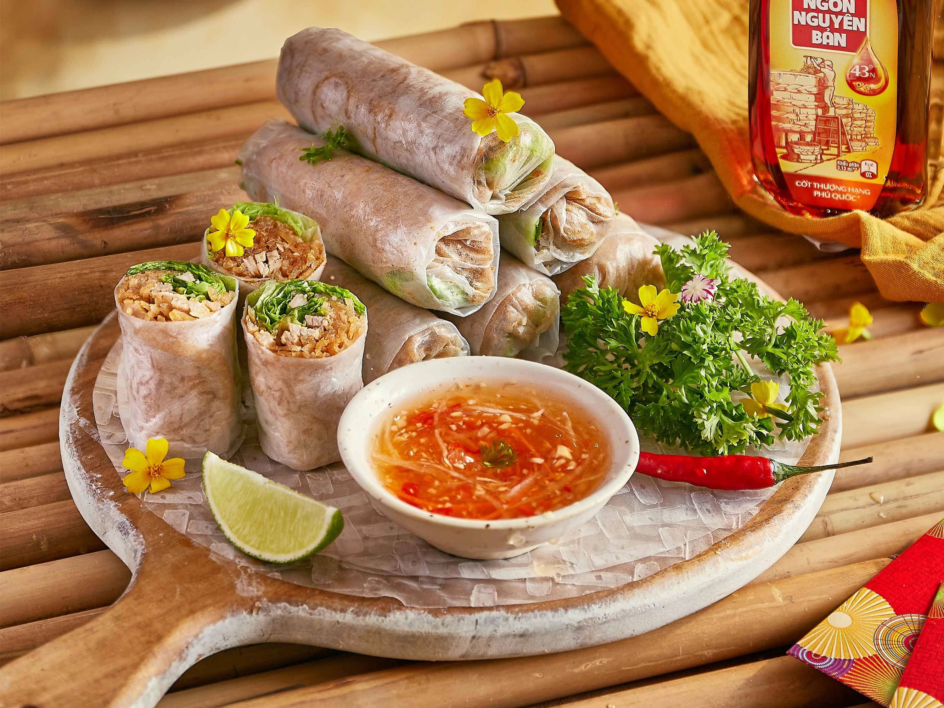 Bì cuốn nước mắm chuẩn Sài Gòn: cách làm ngon đậm vị tại nhà 8 Bì cuốn nước mắm Sài Gòn với bánh tráng, rau sống và bì heo trộn thính