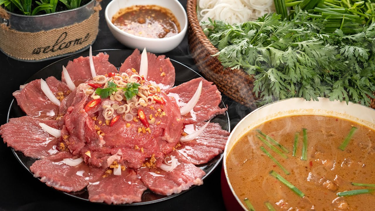 Lẩu bò nước mắm ngon chuẩn vị tại nhà dễ làm 12 Nồi nước dùng lẩu bò đang hầm xương trên bếp với lửa nhỏ