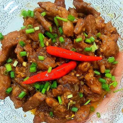 Nạc vai kho nước mắm đậm vị chuẩn cơm nhà Việt 8 Nguyên liệu nạc vai heo tươi và gia vị chuẩn bị cho món kho nước mắm