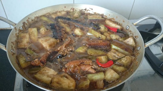 Lươn kho nước mắm đậm đà chuẩn vị cơm nhà Việt 8 Lươn kho nước mắm truyền thống Việt Nam đậm đà trong nồi đất
