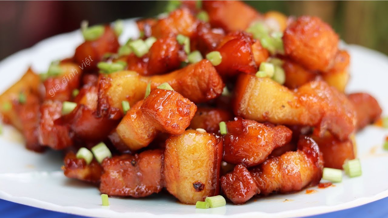 Ba rọi kho nước mắm chuẩn vị đậm đà dễ làm tại nhà 10 Nguyên liệu làm ba rọi kho nước mắm gồm thịt ba chỉ và nước mắm truyền thống