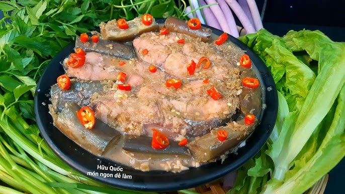 Cá tra kho nước mắm chuẩn vị miền Tây đậm đà khó cưỡng 11 Cá tra đang được sơ chế và khử mùi tanh bằng muối và gừng trước khi kho