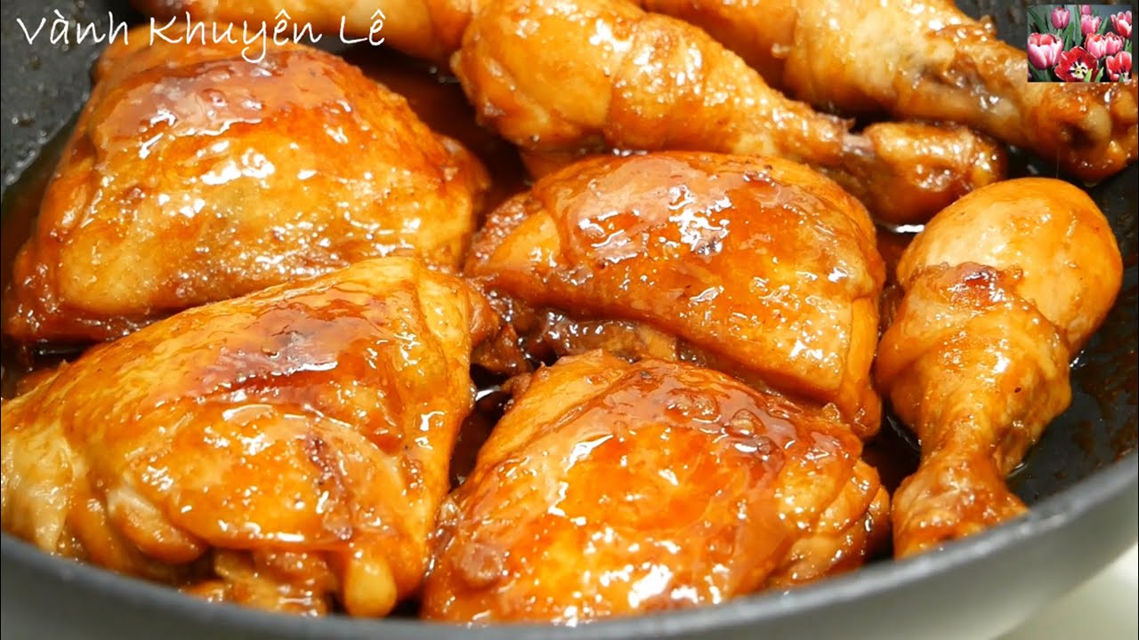 Đùi Gà Kho Nước Mắm Ngon Đậm Đà Chuẩn Vị Gia Đình Việt 12 Đùi gà đang được ướp gia vị nước mắm tỏi trước khi kho