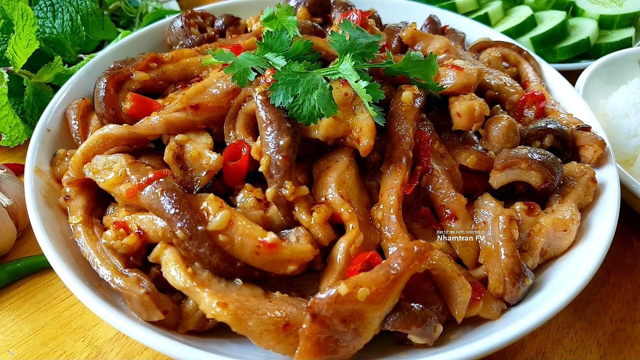 Bao tử heo kho nước mắm giòn ngon chuẩn vị quán ăn 13 Bao tử heo kho nước mắm rim đậm đà với nước sốt sánh màu cánh gián