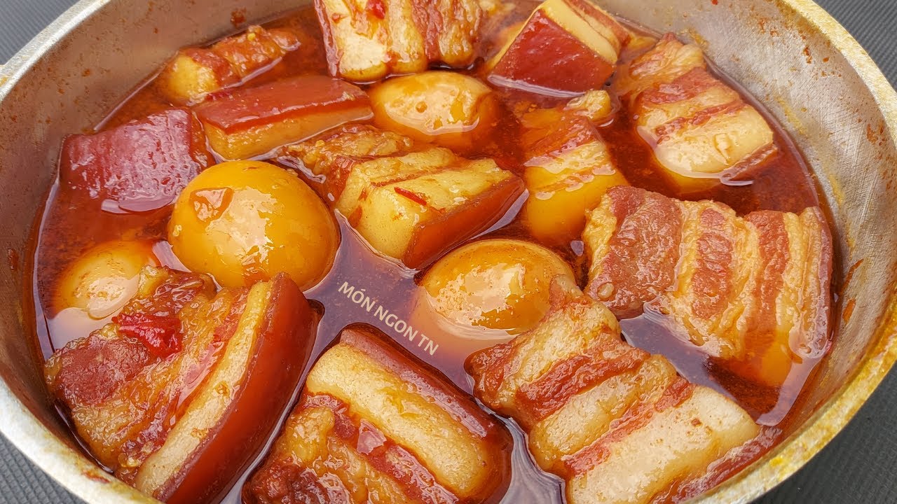 Thịt kho nước dừa nước mắm chuẩn vị truyền thống Việt Nam 10 Nguyên liệu thịt kho nước dừa nước mắm gồm thịt ba chỉ, nước dừa và gia vị