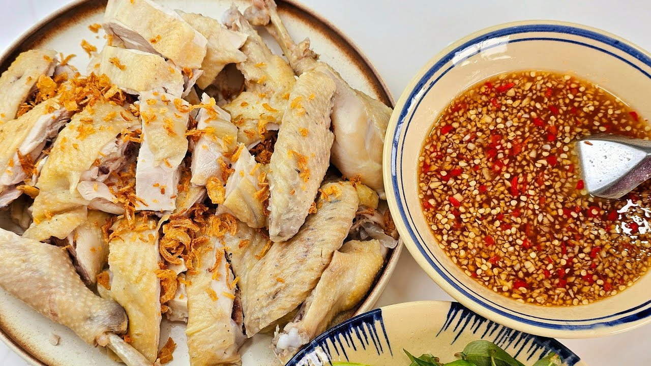 Gà luộc chấm nước mắm gừng ngon chuẩn vị truyền thống 10 Kỹ thuật luộc gà nguyên con vàng da đẹp trong nồi nước sôi
