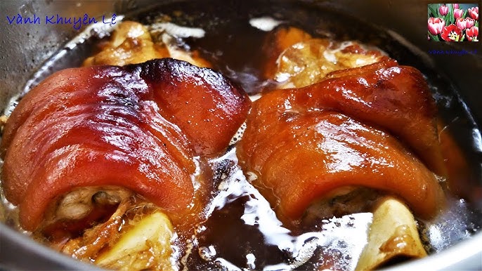 Giò Heo Kho Nước Mắm Ngon Mềm, Đậm Vị: Bí Quyết Kho Chuẩn Đầu Bếp 10 Các bước chế biến giò heo kho nước mắm từ sơ chế đến kho hoàn chỉnh