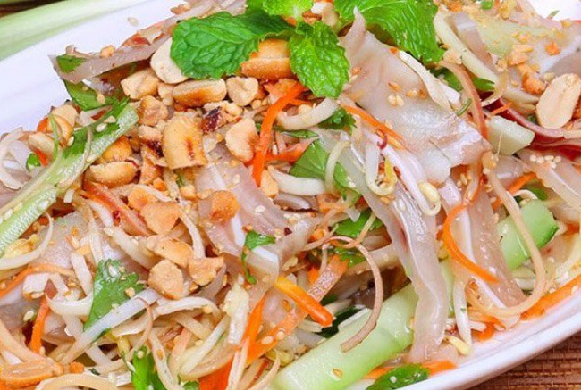 Gỏi đu đủ nước mắm giòn ngon chuẩn vị Việt tại nhà 8 Gỏi đu đủ nước mắm chua ngọt trộn đều với rau và đậu phộng rang