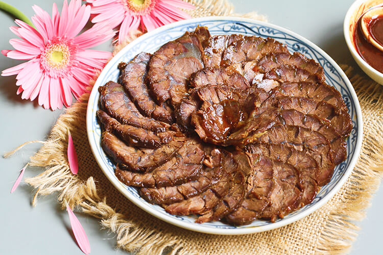 Bò kho nước mắm chuẩn vị miền Nam: cách nấu mềm ngon đậm đà 9 Quá trình nấu bò kho nước mắm trong nồi với màu nước kho hấp dẫn