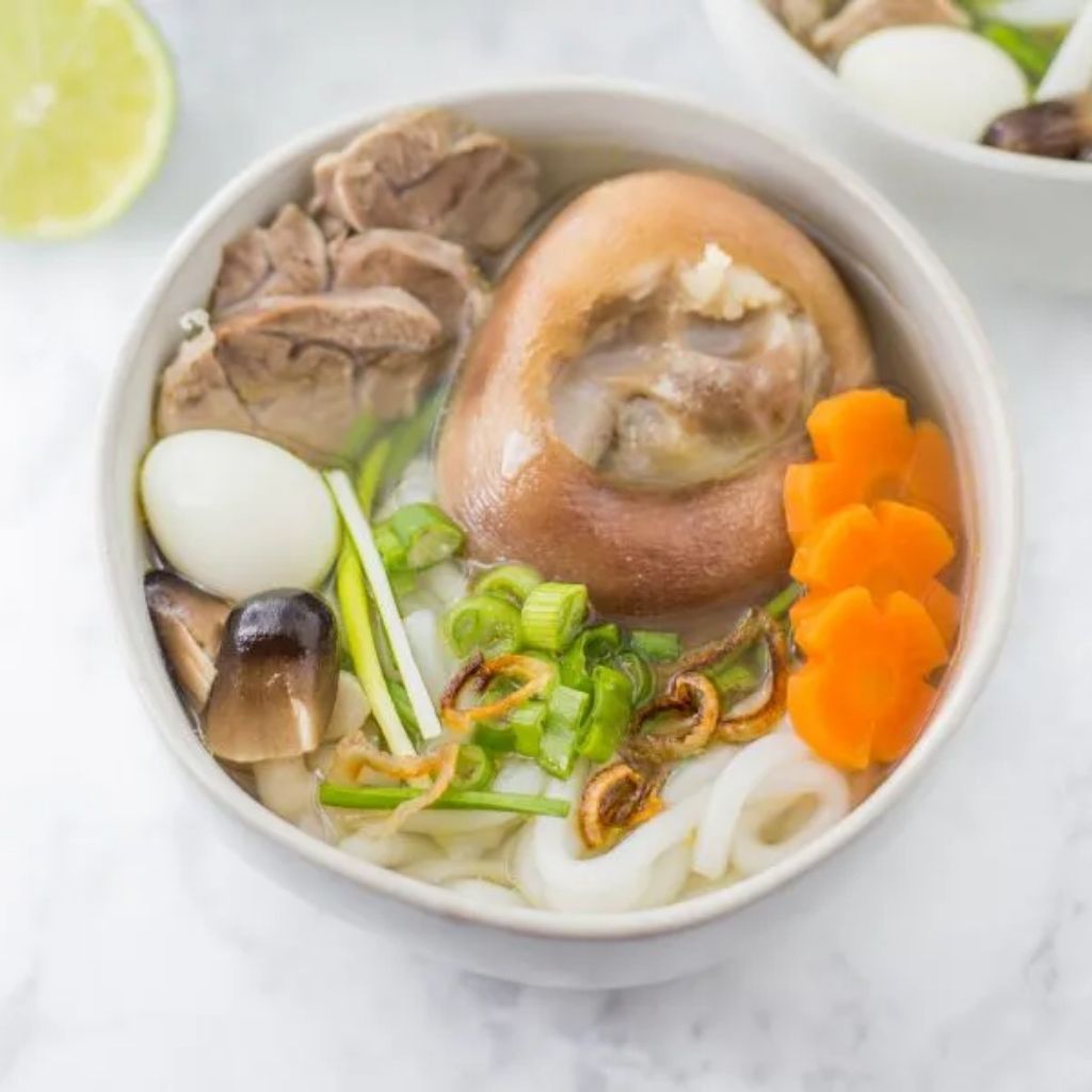 Bánh Canh Giò Heo Nước Mắm: Cách Nấu Thơm Ngon, Nước Dùng Trong Chuẩn Vị 8 Tô bánh canh giò heo nước mắm với nước dùng trong, giò heo mềm và hành lá tươi
